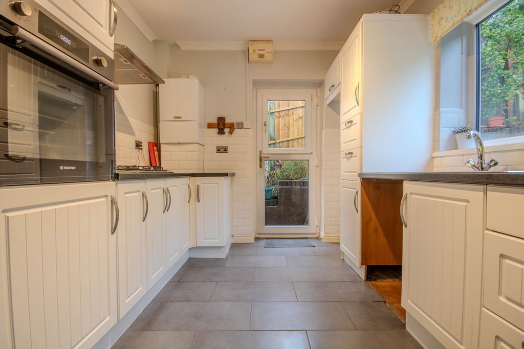 2 bed bungalow for saleManor Way, Pontypool NP4 photo 4
