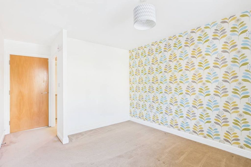 2 bed flat for saleWoodacre, Portishead, Bristol BS20 photo 5