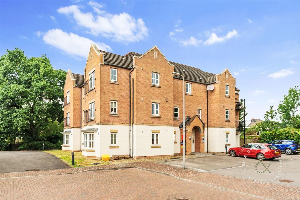 1 bed flat for salePhoenix Way, Heath, Cardiff CF14