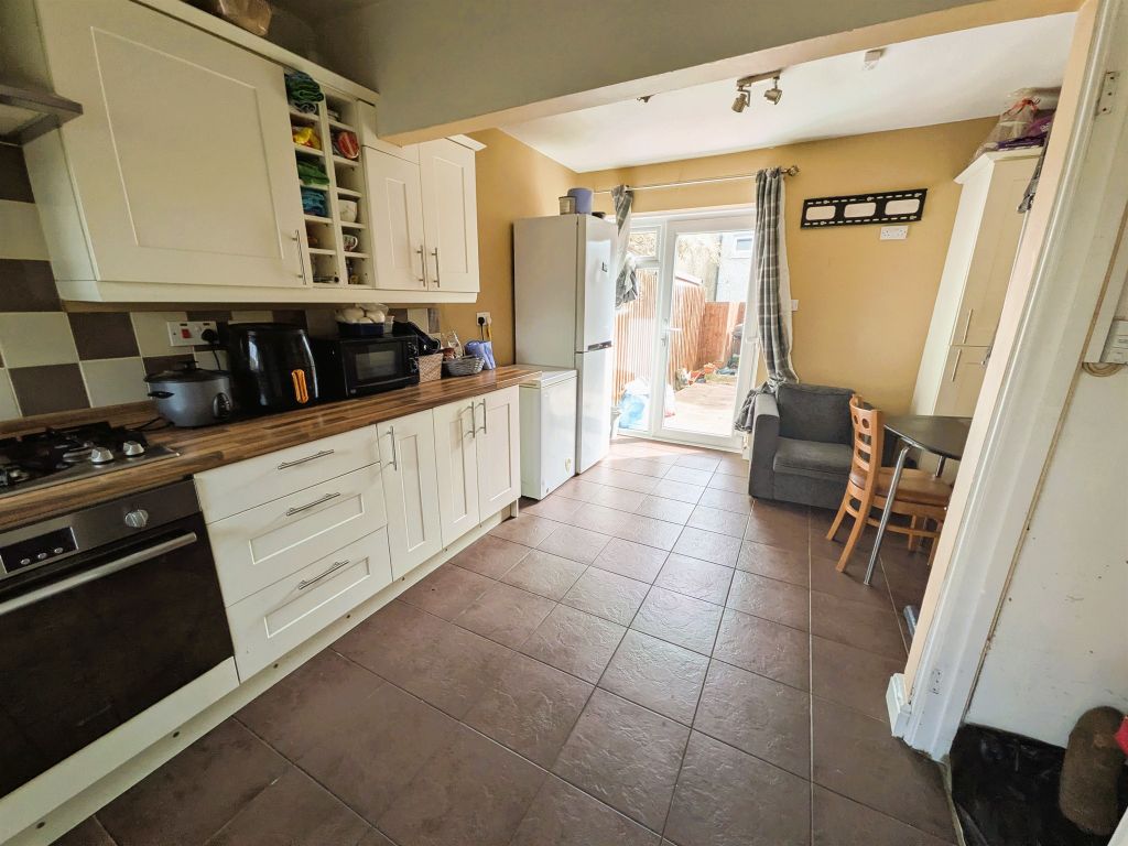 3 bed terraced house for salePennyfields, Greenmeadow, Cwmbran NP44 photo 4