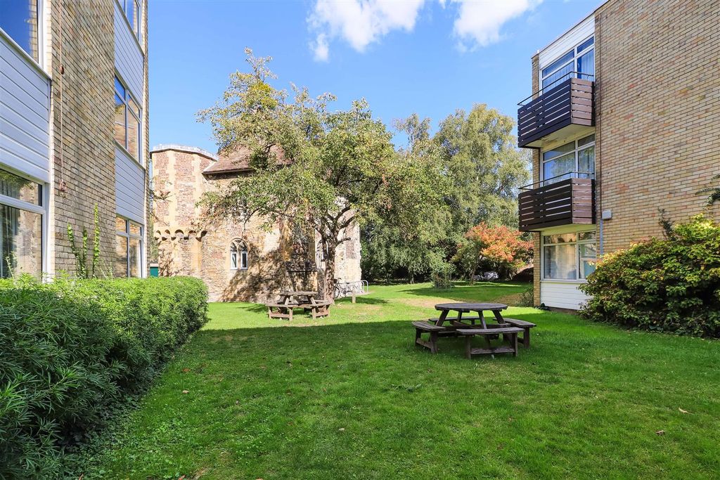 2 bed flat for saleChapel Street, Cambridge CB4