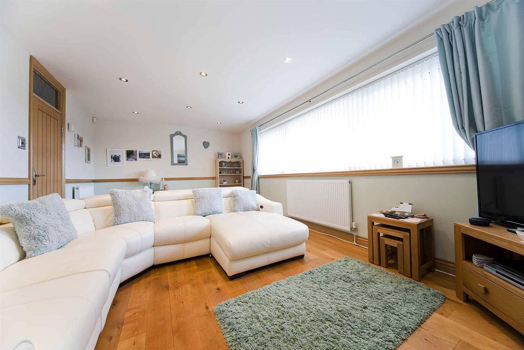 2 bed flat for saleElizabeth Way, Hartlepool TS25 photo 2