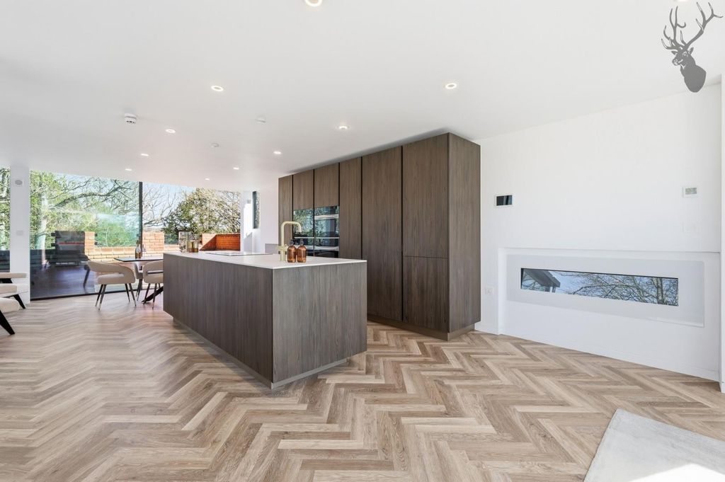 3 bed flat for saleWoodredon House, Epping EN9 photo 4