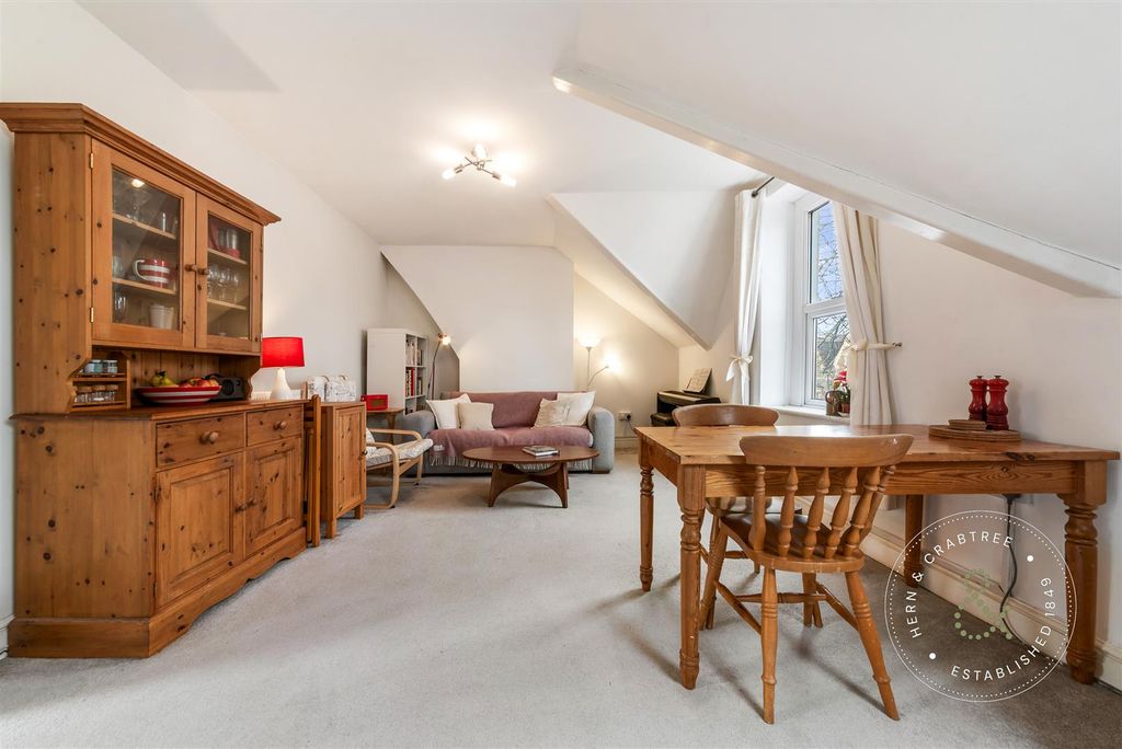 2 bed flat for salePrinces Street, Roath, Cardiff CF24 photo 3