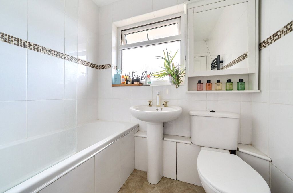 Additional image 11 of 2 bed flat for saleMawney Close, Romford RM7
