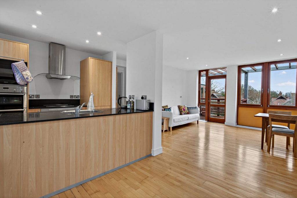 2 bed flat for saleMeadowcroft, Cambridge, Cambridgeshire CB4 photo 2
