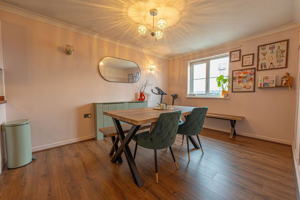 2 bed flat for saleCwrt Boston, Cardiff CF24 photo 2
