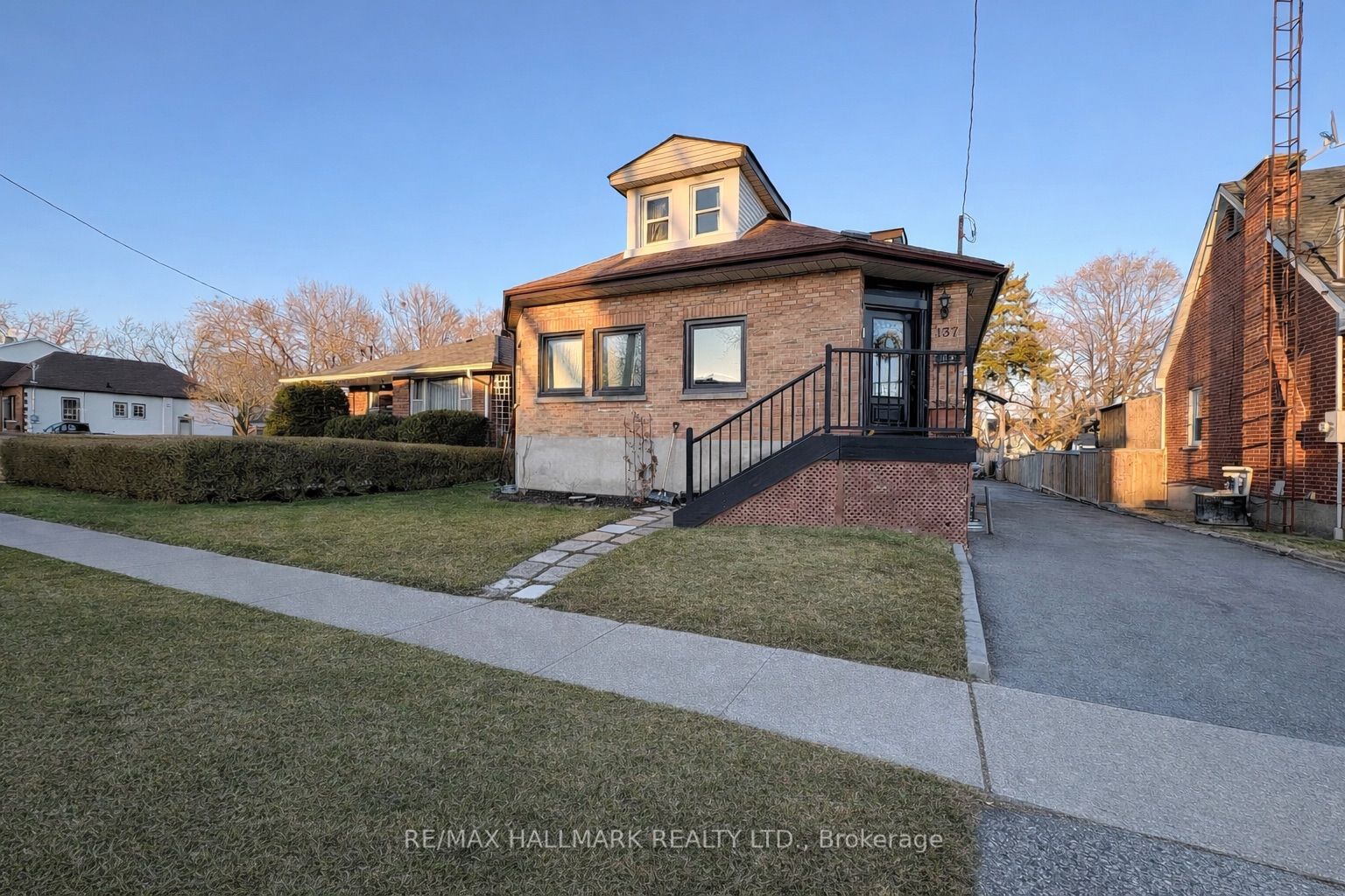 137 Rosehill Boulevard, Oshawa, ON, L1J 5G8