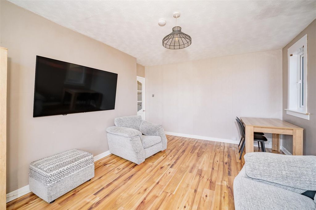 2 bed flat for saleKeith Place, Dundee DD4 photo 4