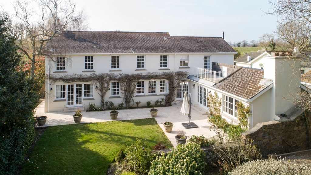 4 bed detached house for saleClos St. Michel, St Saviour JE2