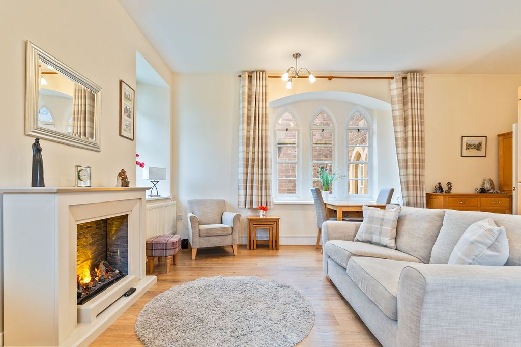 2 bed flat for saleSarno Square, Abergavenny NP7 photo 4