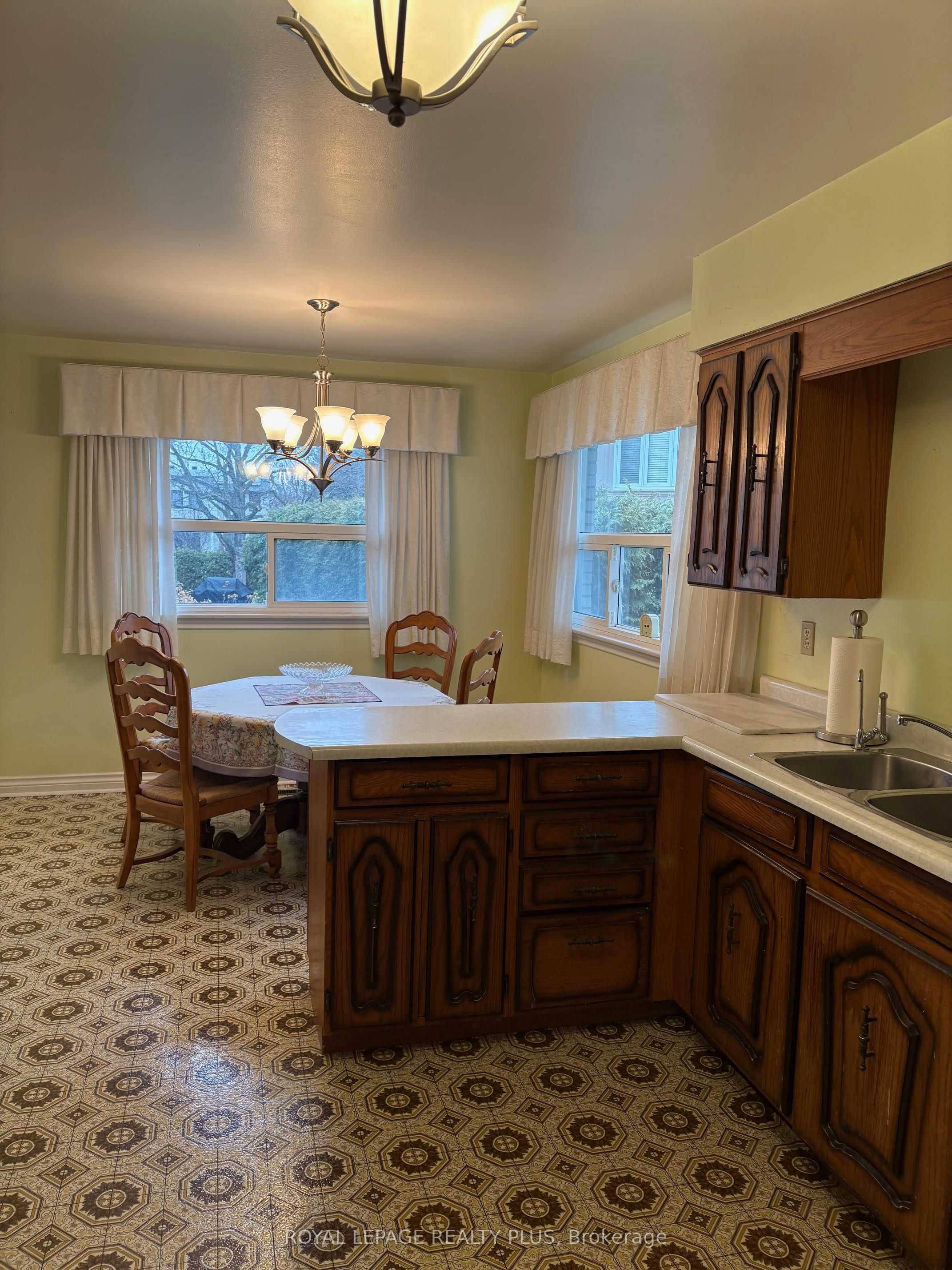 Additional image 3 of 2524 Avongate Drive S, Mississauga, ON, L5C 2X5