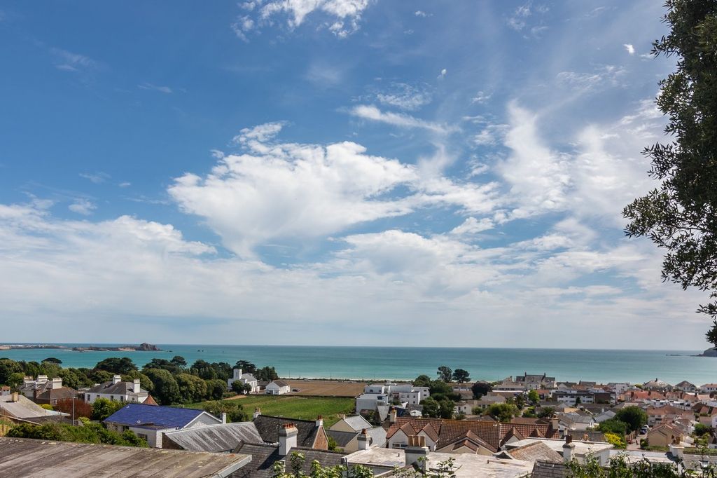 2 bed flat for saleLe Mont Cambrai, St Lawrence JE3