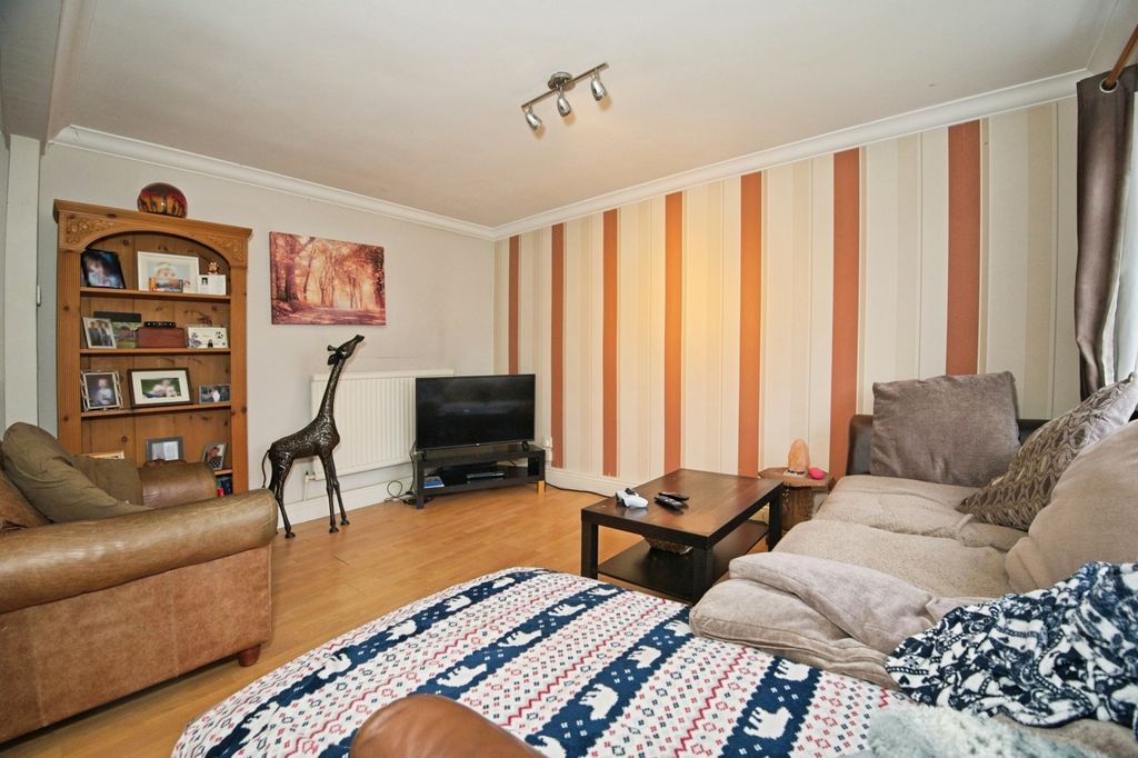 3 bed terraced house for salePennsylvania, Llanedeyrn, Cardiff CF23 photo 3
