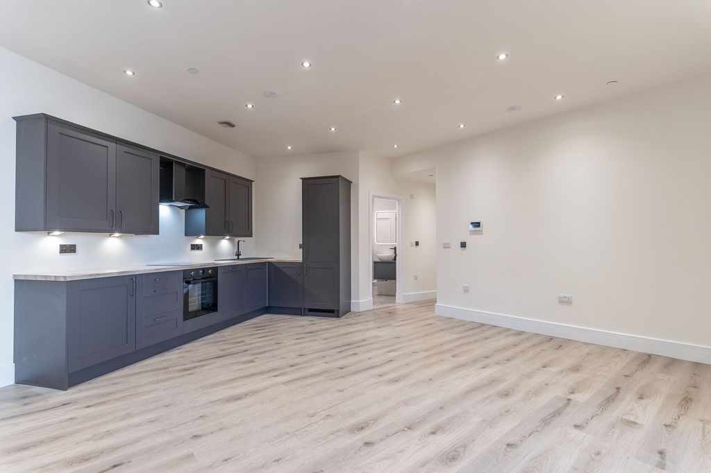 2 bed flat for saleStow Hill, Cathedral Heights NP20 photo 5