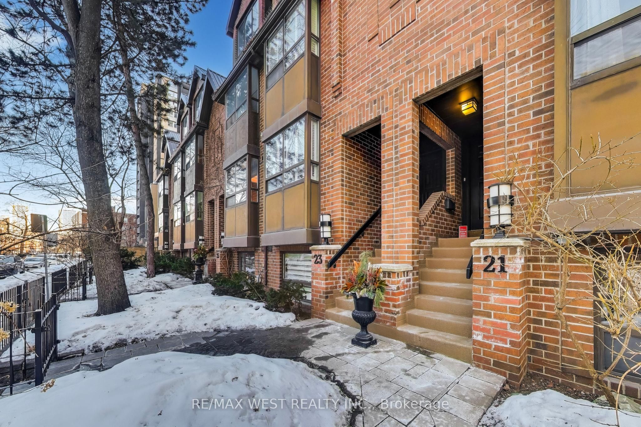 Additional image 2 of 21 Dundonald Street, Toronto, ON, M4Y 1K3