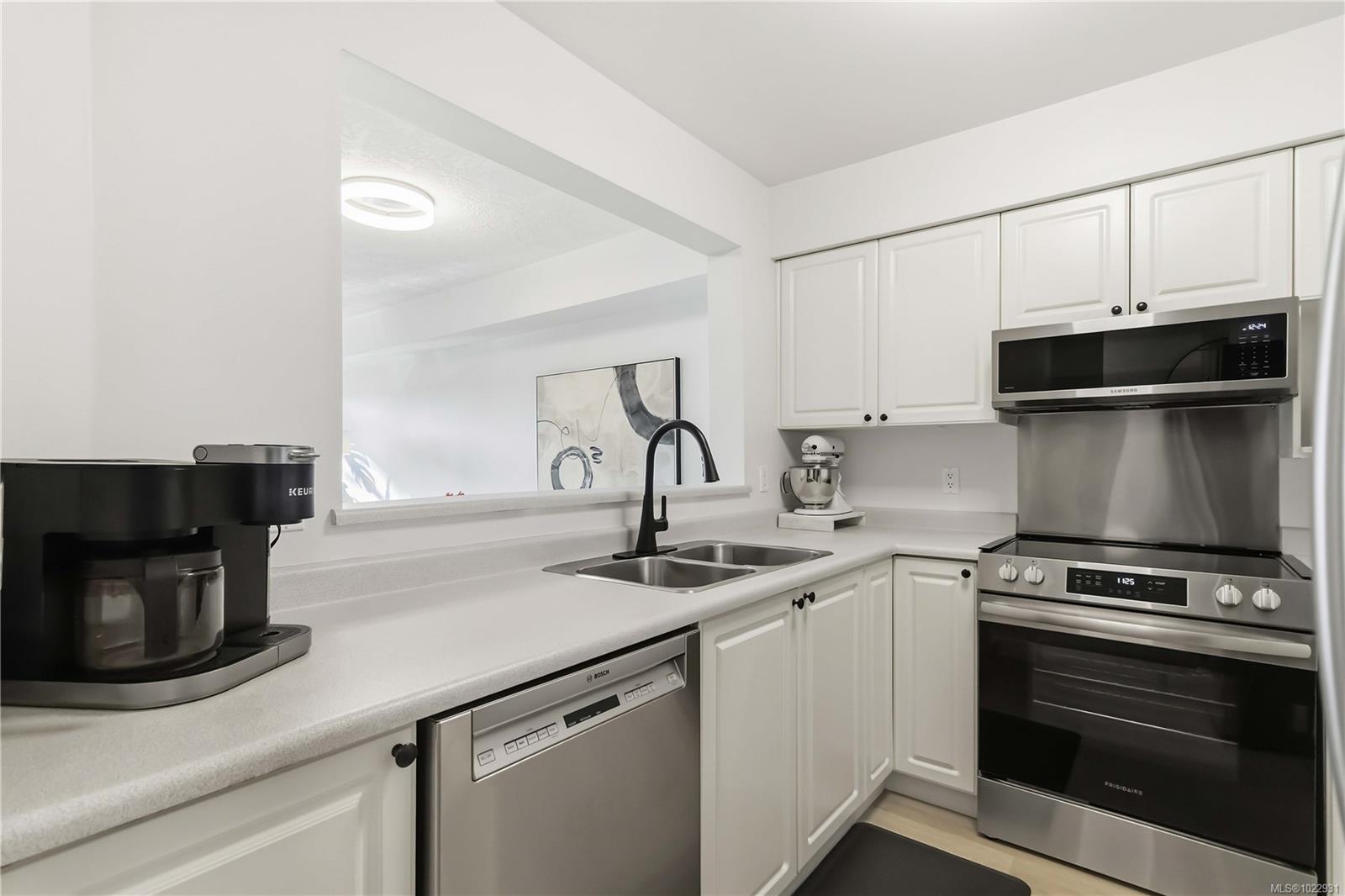 219-2245 James White Boulevard, Sidney, BC, V8L 1Z5 photo 5