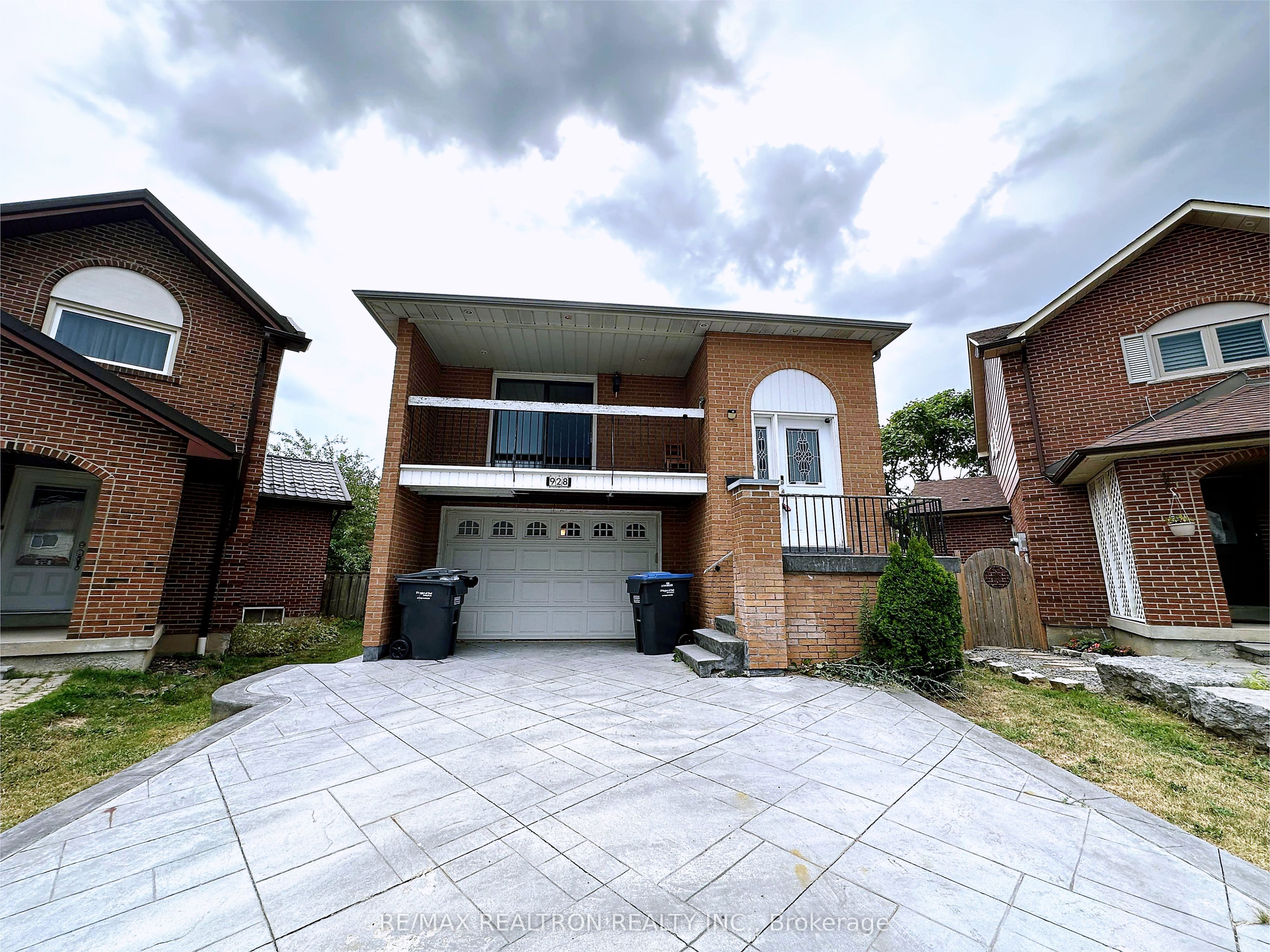 928 Knollwood Court, Mississauga, ON, L5C 3L9