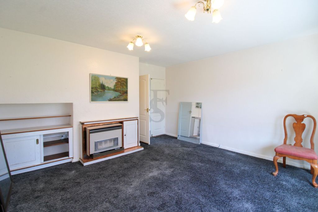 5 bed detached house to rentKew Drive, Oadby LE2 photo 2