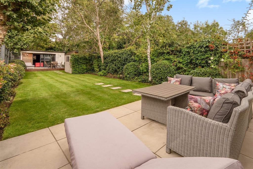 Additional image 11 of 5 bed property for saleLyndale Avenue, Childs Hill NW2