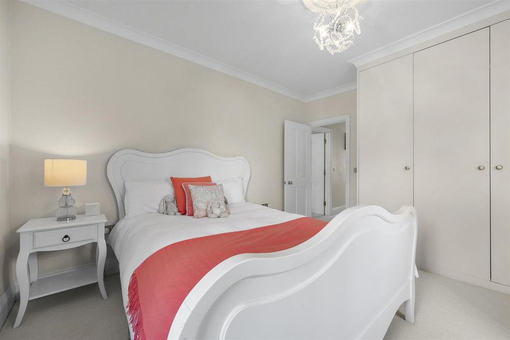 Additional image 9 of 5 bed property for saleLyndale Avenue, Childs Hill NW2