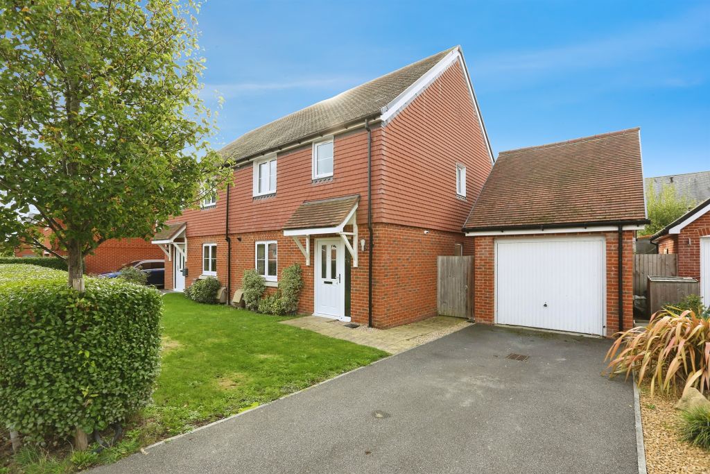 3 bed semi-detached house for saleSandy Hill Close, Waltham Chase, Southampton SO32