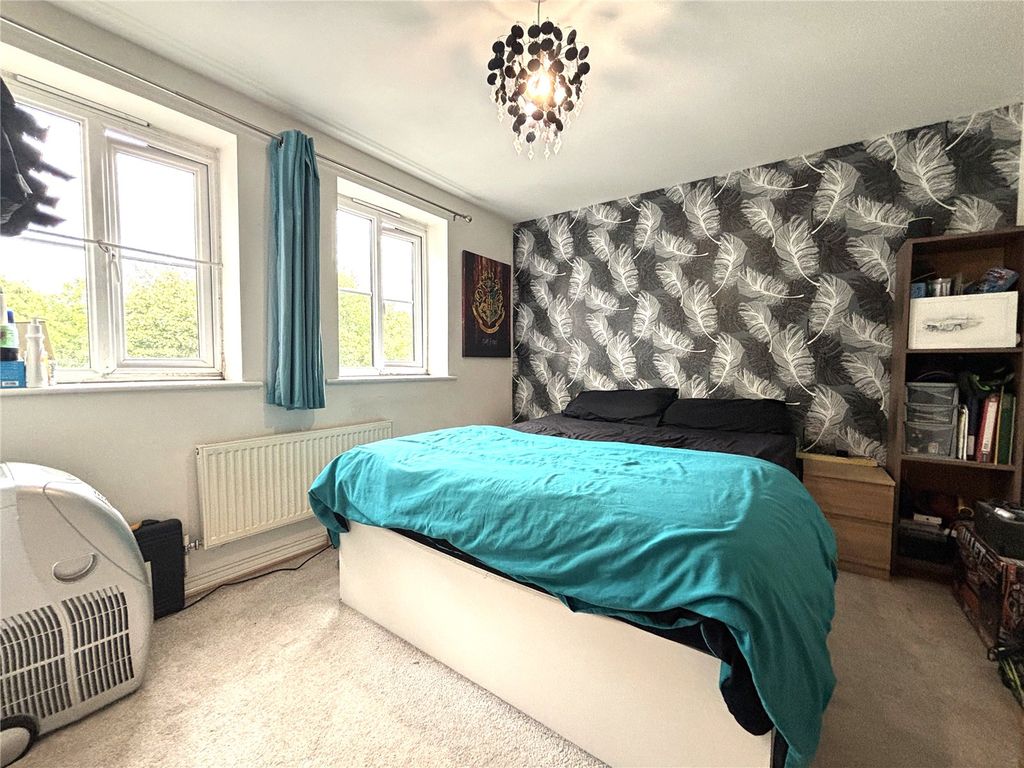 1 bed flat for saleDoctors Acre, Hook, Hampshire RG27 photo 4