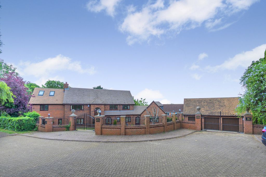 6 bed detached house for saleReedhill West Hunsbury, Northampton NN4