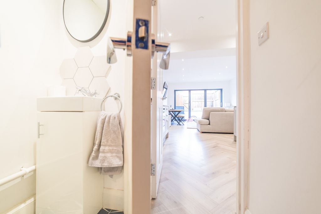 Additional image 15 of 2 bed flat for saleLlantrisant Street, Cathays CF24