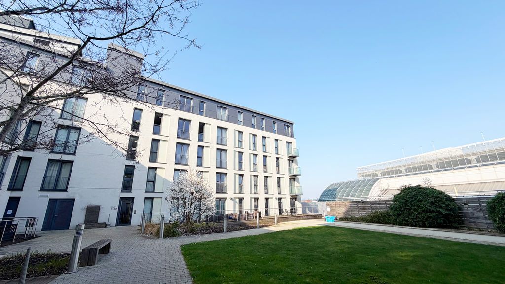 2 bed flat for saleThe Hayes, Cardiff CF10 photo 2