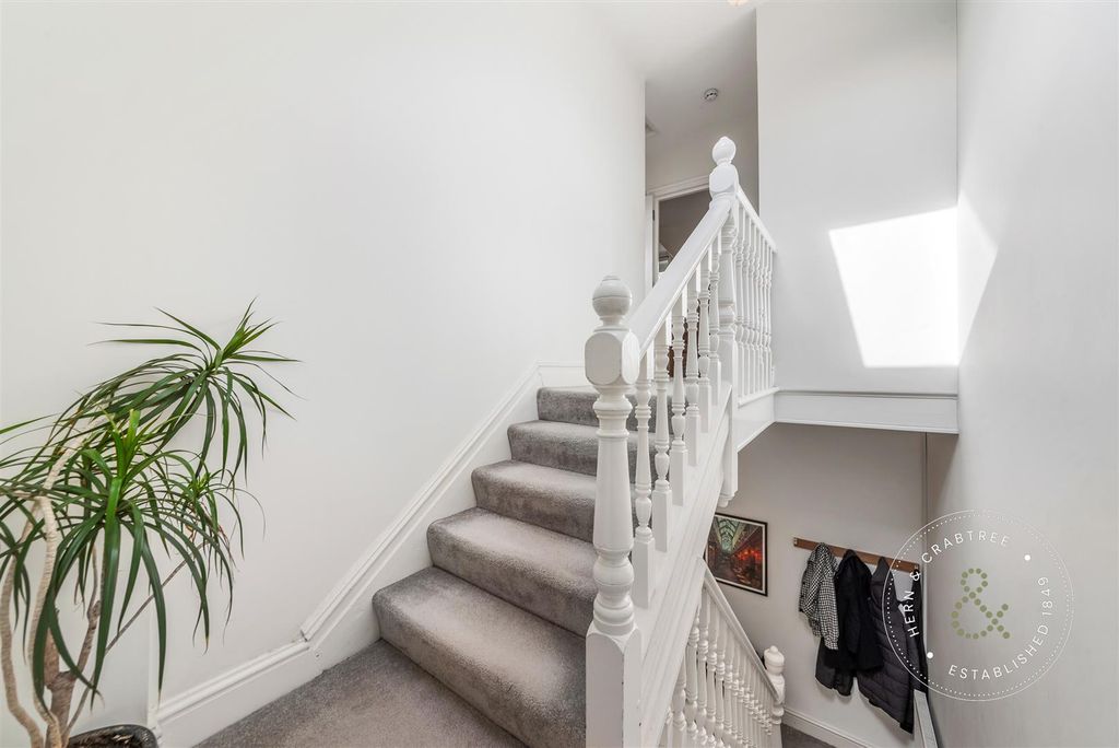 2 bed flat for salePrinces Street, Roath, Cardiff CF24 photo 2