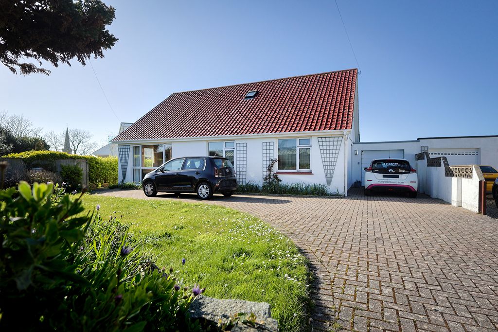 5 bed property to rentRue Des Rocques, Torteval, Guernsey GY8