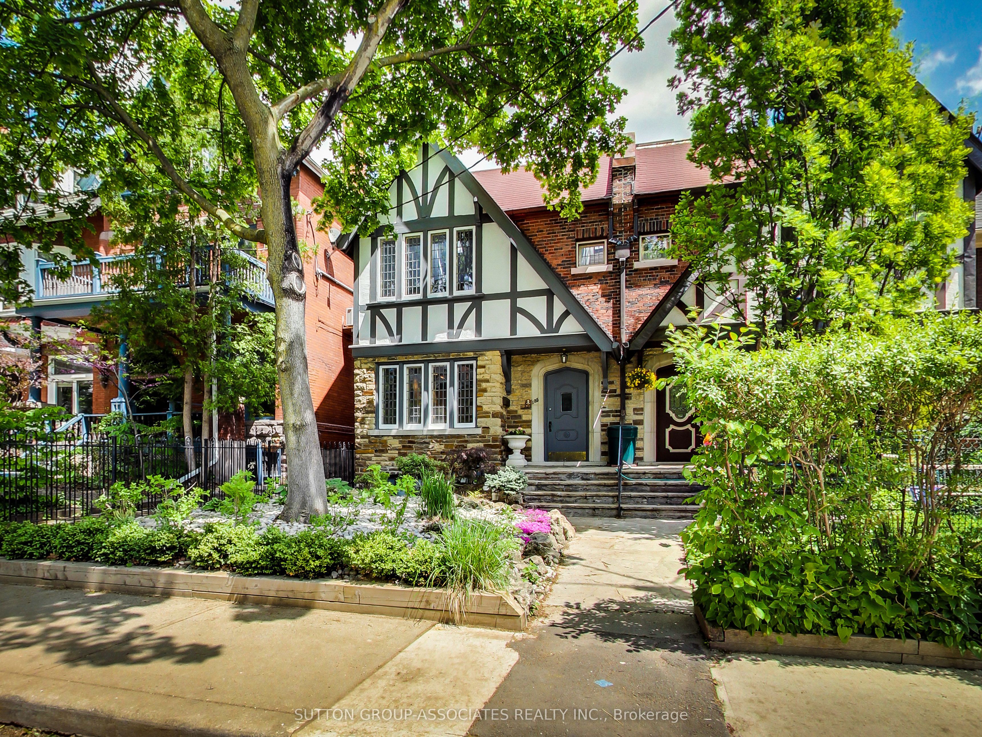 Main Fl-125 Walmer Road, Toronto, ON, M5R 2X8