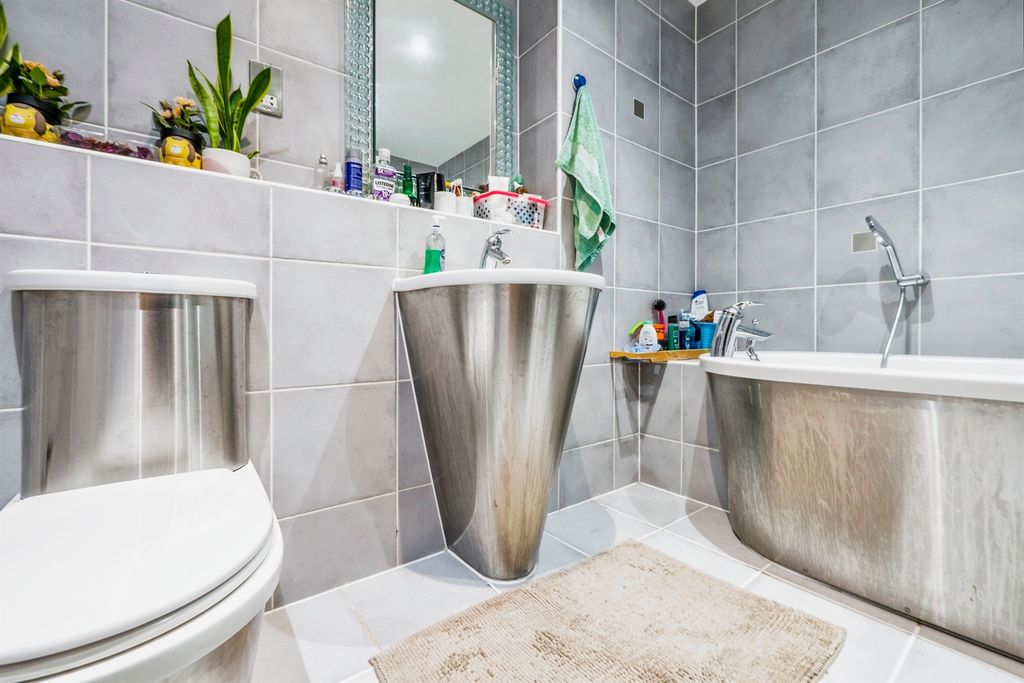 Additional image 13 of 3 bed flat for saleBute Terrace, Cardiff CF10