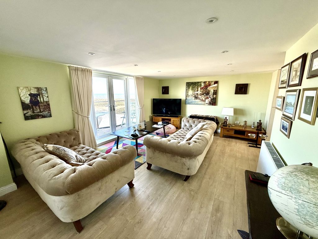2 bed flat for saleMansion House, Marina TS24 photo 4