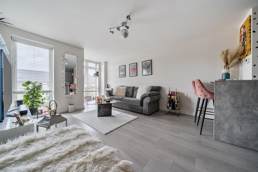 Additional image 2 of 2 bed flat for saleKestrel Court, Heron Way, Maidenhead SL6