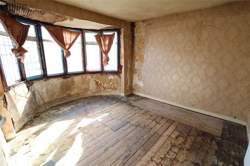 Additional image 6 of 4 bed semi-detached house for saleThe Grove, Kingsbury, London NW9
