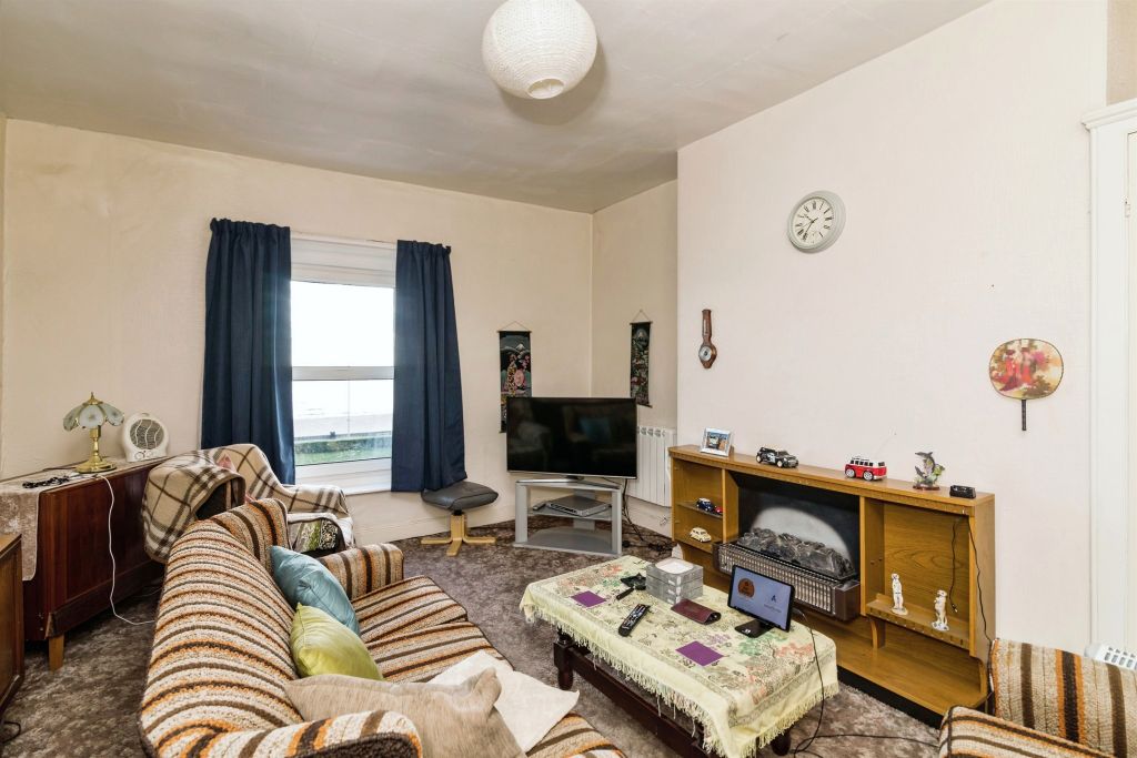 5 bed flat for saleWellington Esplanade, Lowestoft NR33 photo 5