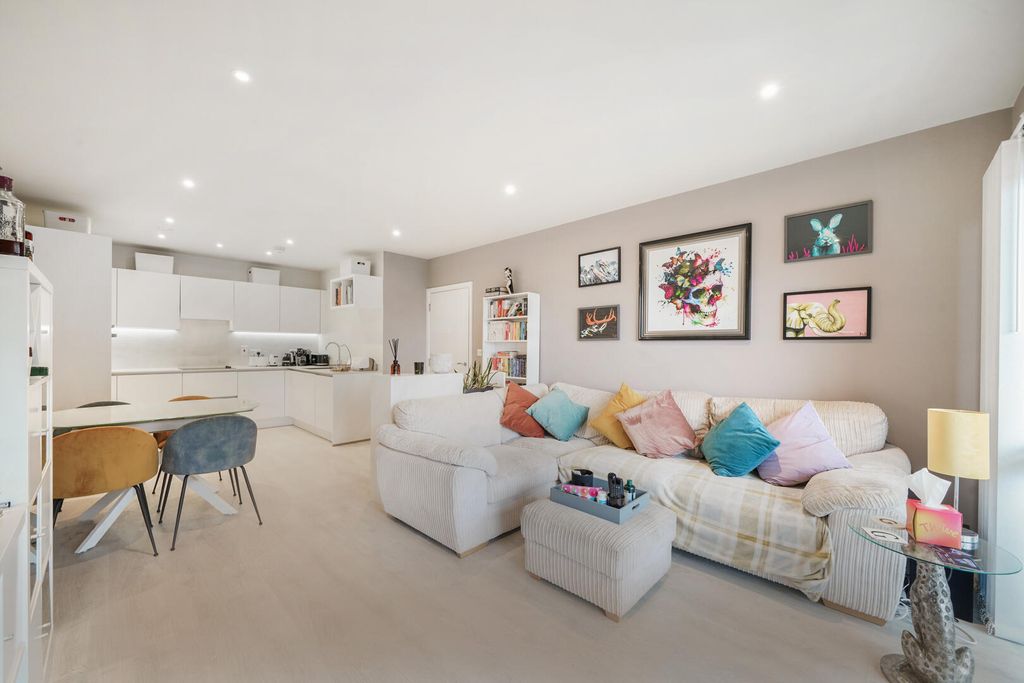 2 bed flat for saleFoxglove Apartments, Millbrook Park NW7