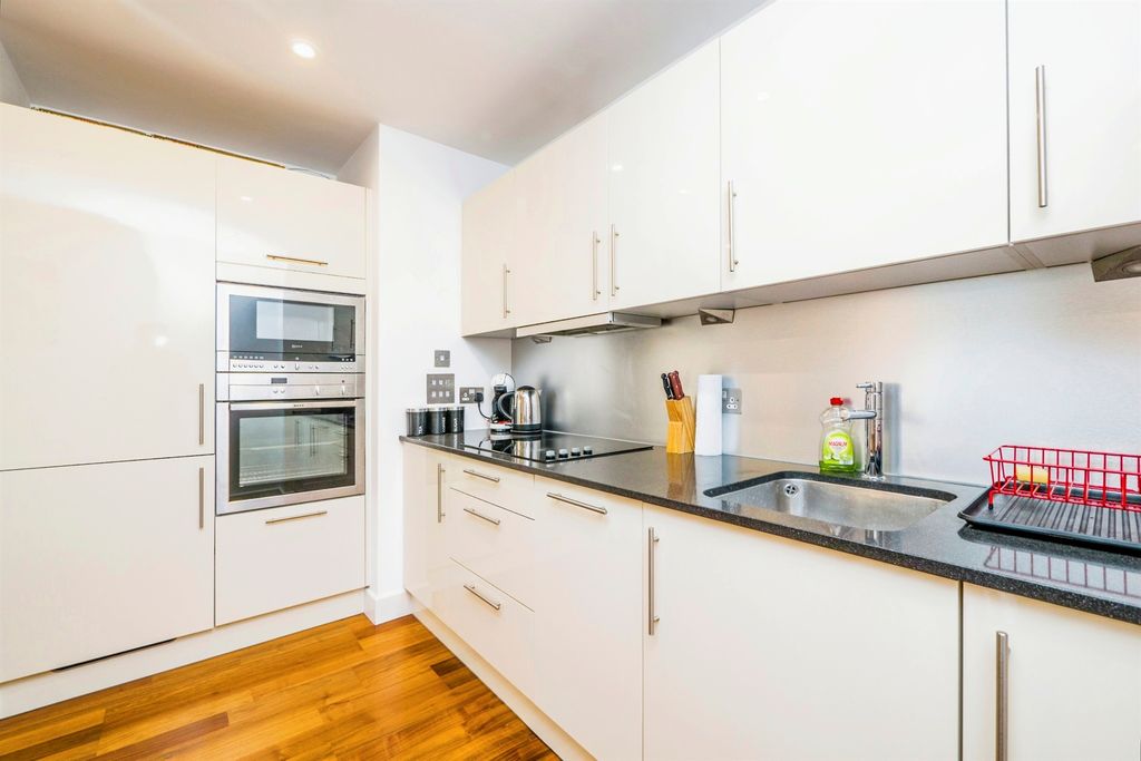 2 bed flat for saleThe Hayes, Cardiff CF10 photo 5