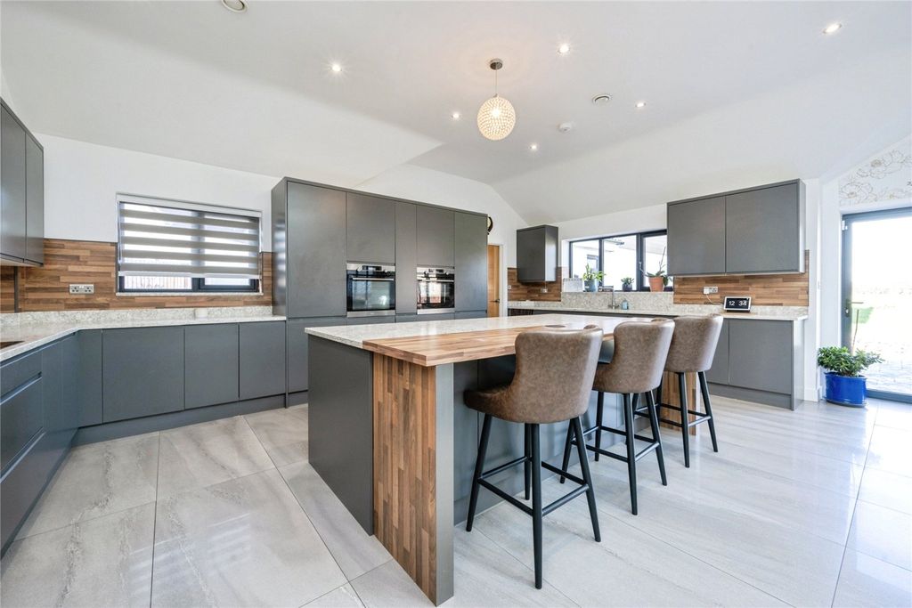 Additional image 6 of 8 bed detached house for saleGreen End Road, Bedford, Bedfordshire MK43
