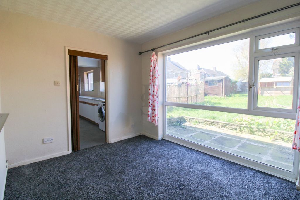 5 bed detached house to rentKew Drive, Oadby LE2 photo 3