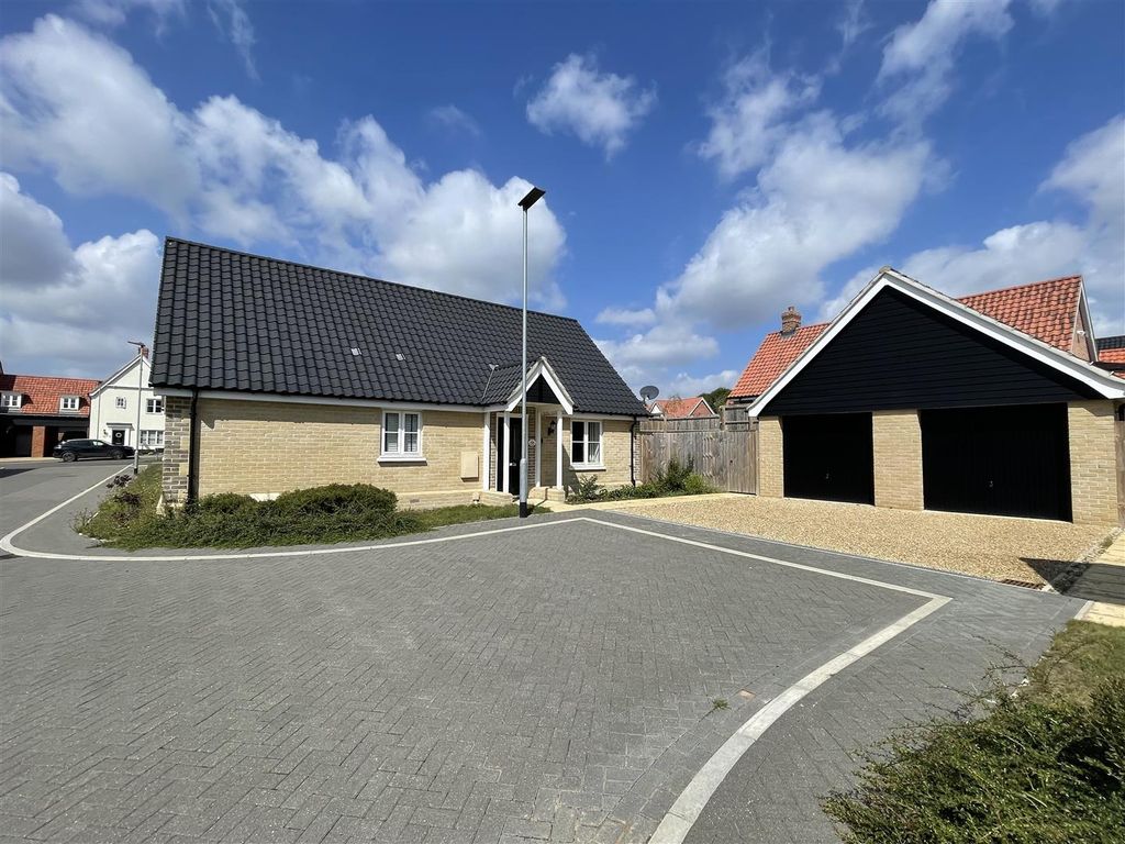 2 bed detached bungalow for saleCarey Drive, Halesworth IP19