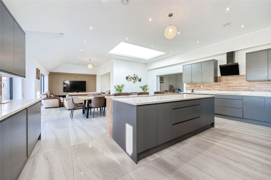 Additional image 9 of 8 bed detached house for saleGreen End Road, Bedford, Bedfordshire MK43