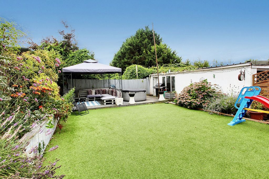 4 bed semi-detached house for saleTempleton Avenue, Llanishen CF14