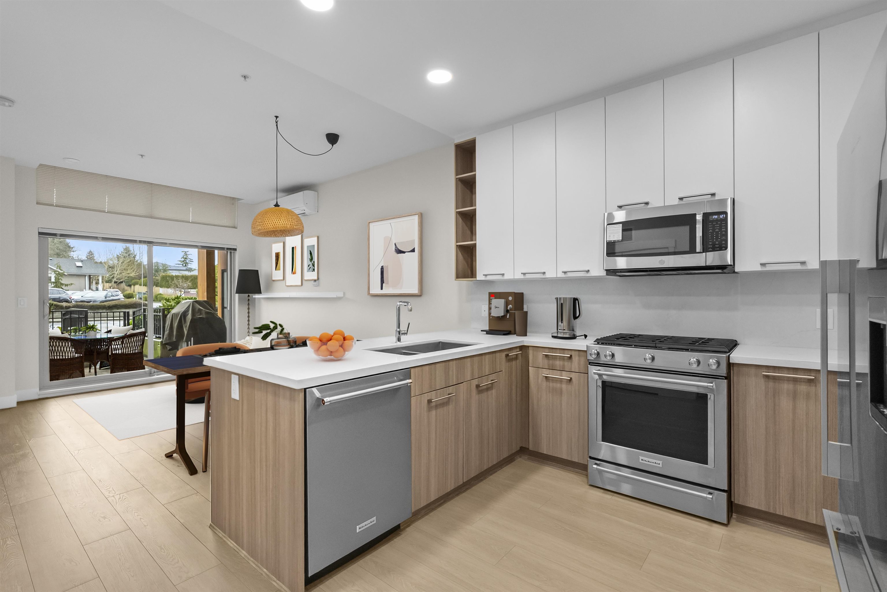 102-14022 North Bluff Road, White Rock, BC, V4B 3C3