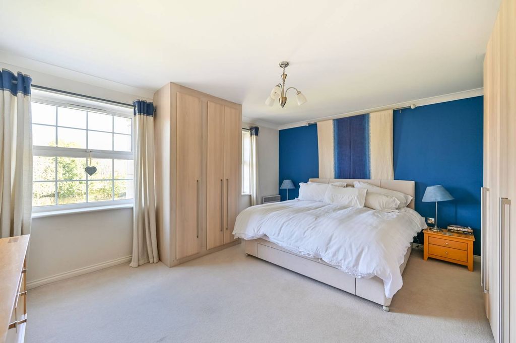 Additional image 3 of 2 bed flat for saleNorth Street, Winkfield, Windsor SL4