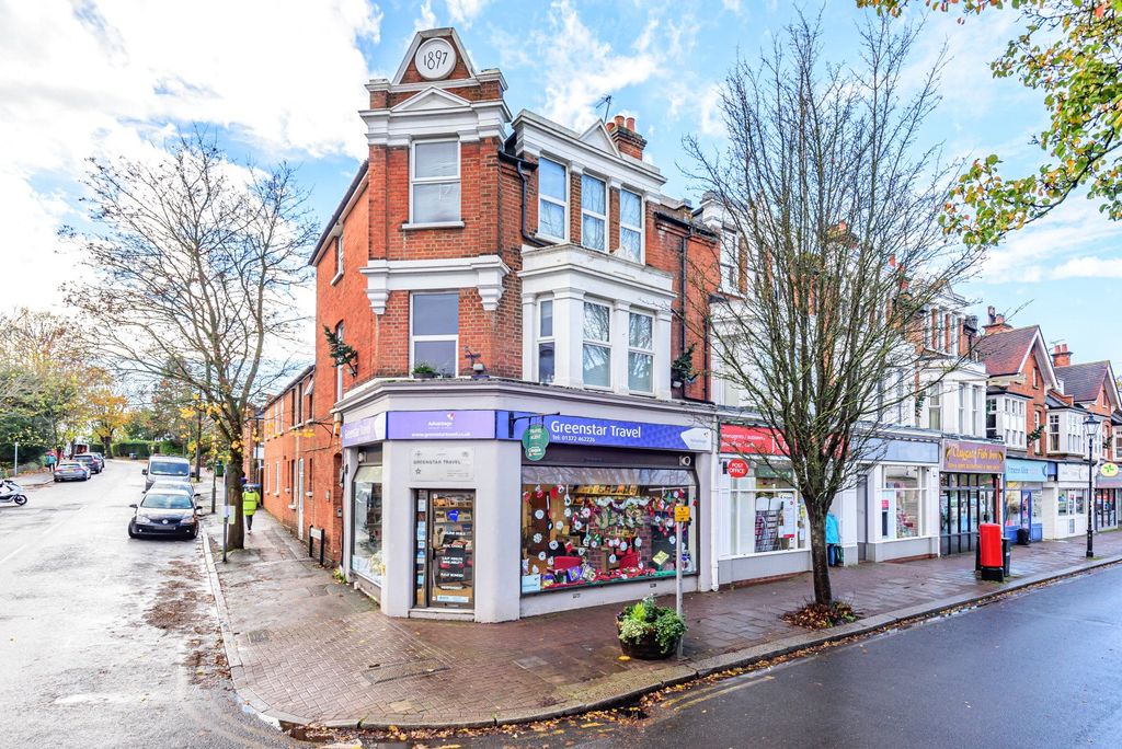 3 bed flat for saleThe Parade, Claygate KT10