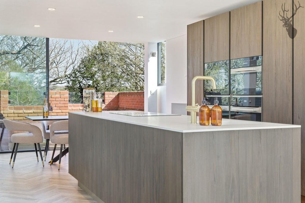 3 bed flat for saleWoodredon House, Epping EN9 photo 3