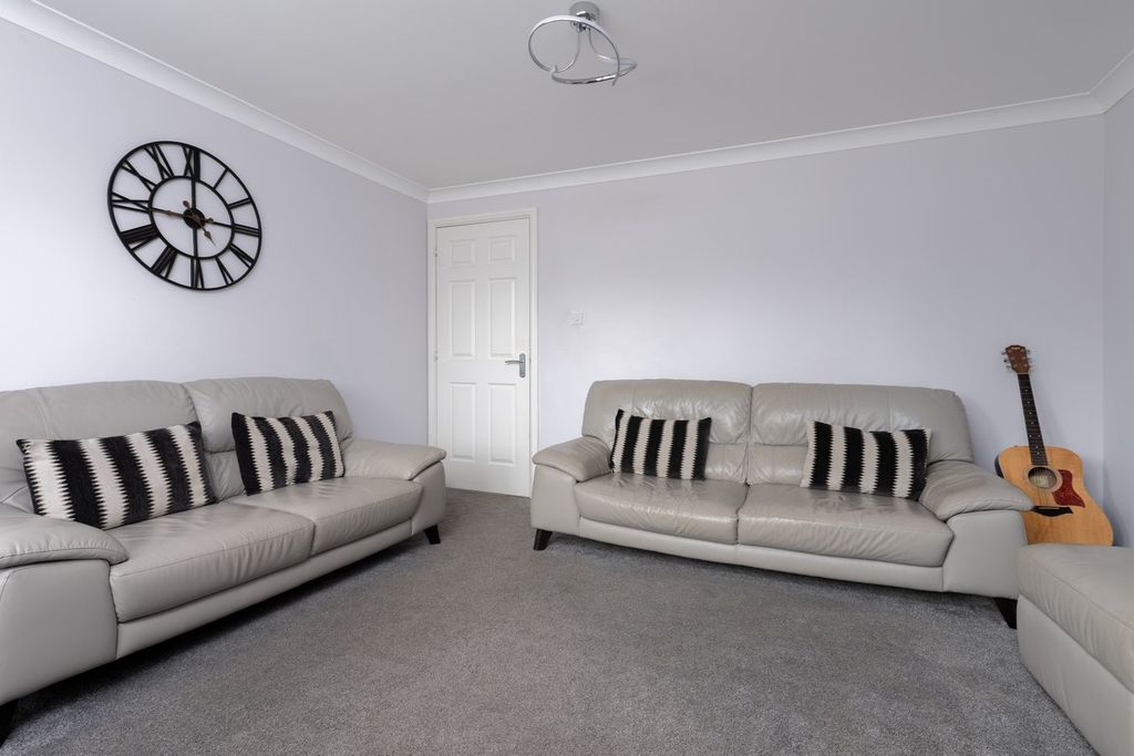 2 bed flat for saleMccormack Place, Larbert FK5 photo 5
